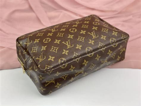 LOUIS VUITTON TROUSSE 28 .